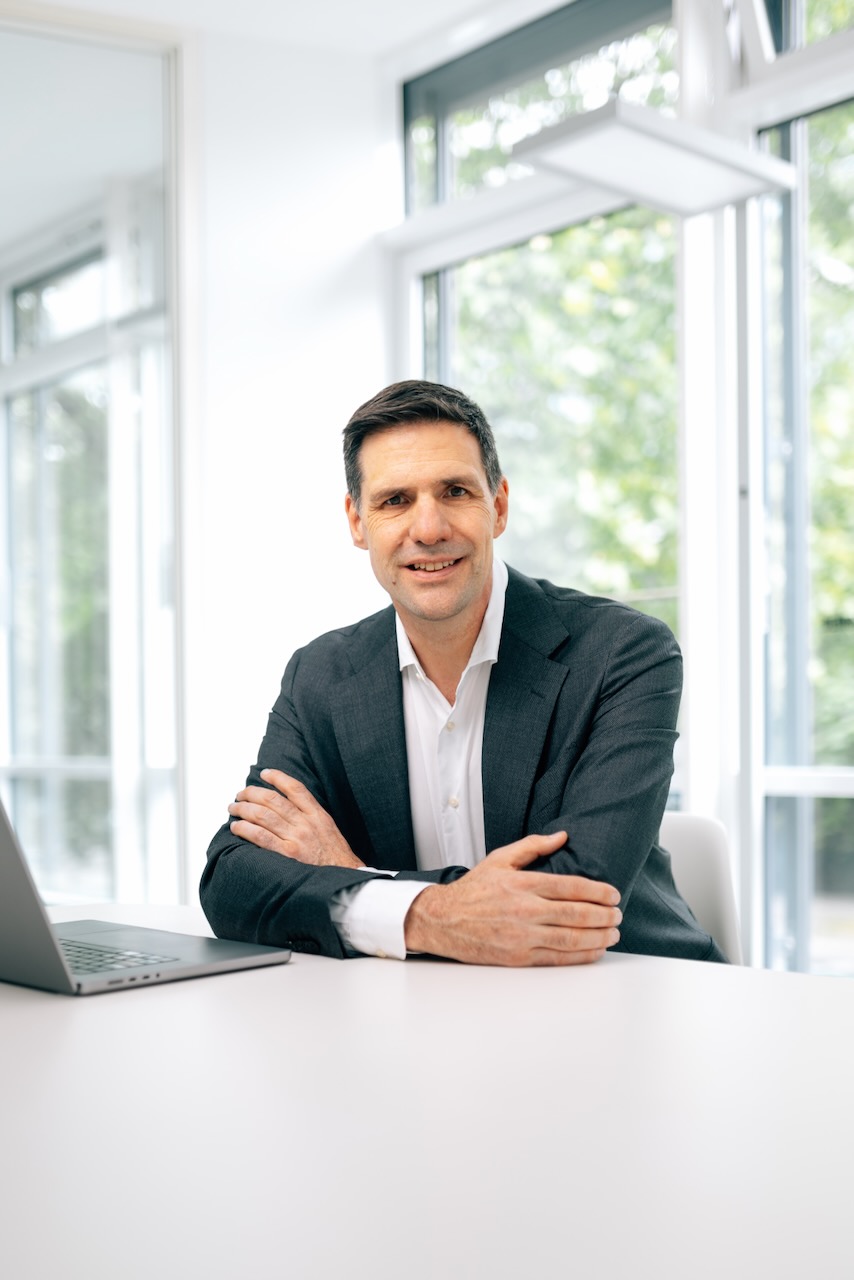 Kai Kramer in einem ruhigen Kanzlei- und Beratungsumfeld